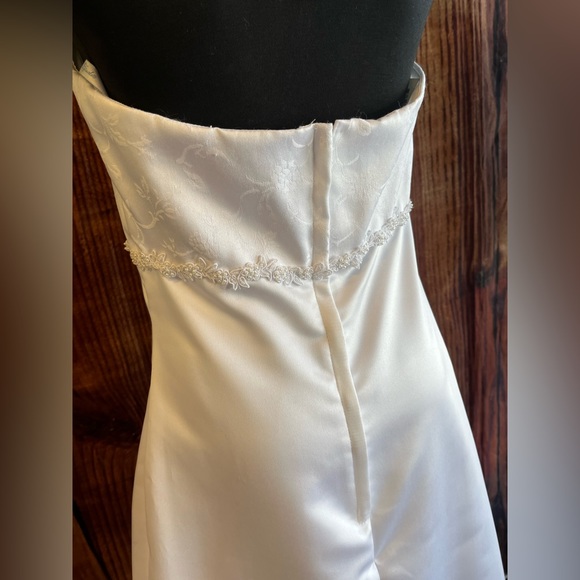 White simple spaghetti strap halter top beaded waist wedding dress size 8 - Picture 3 of 7